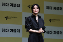 32년만에 연극 무대 선 이영애, "드라마, 영화의 이영애와 다를 것"