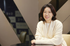 염혜란 “20대부터 엄마·이모 역 맡다…20년만에 주연 명함 팠죠”