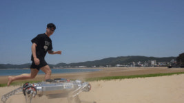 사족 로봇 `라이보`, 모래사장서도 거침없는 질주