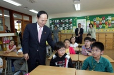 안병만 교과부 장관, 초등학교 일일 교사로 변신