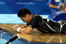 악! 발목…이배영, 그래도 미소는 잃지 않았다