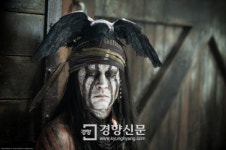 조니 뎁이냐 애쉬튼 커처냐…최악의 남자배우는