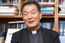 ‘대한민국 인권상’ 국민훈장 이정호 신부 “기계처럼 일하지만, 이주노동자도 사람”