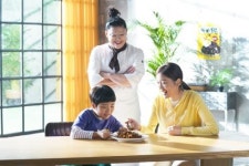 60계치킨, 방송인 이영자와 전속모델 재계약…’짜장계란치킨’ TV CF 촬영 완료