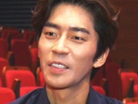 화제의 연극으로 돌아온 배우 신성록