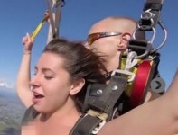 포르노 배우의 ‘이색’ 스카이다이빙