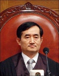 마은혁과 신영철, 누가 더 정치적이었나?