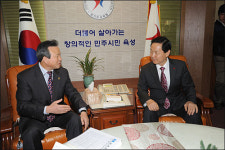 중학교 무상급식비 잘라 고교생 수업료 주자?