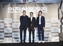 반공영화? 리암 니슨은 왜 맥아더가 되었나