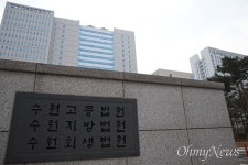 첨예하게 갈린