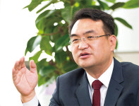 “조국이 법적으로 부활하고 있다” 사모펀드 파헤치는 판사 출신 김봉수 교수