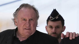 프랑스 국민배우 드파르디외 ‘스태프 성추행’ 재판 개시