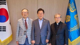 이 대통령, 함세웅 신부·백낙청 교수 등 원로들 만나 오찬