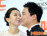 배우 조재윤 결혼, 9세 연하 쇼핑호스트와 백년가약 “영화 속 주인공 된 것 같아”