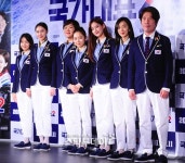 가슴에 태극마크 단 배우들의 무게…영화
