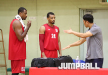 경기 후 외국인 선수들에게 플레이에 대해 설명하는