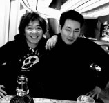 조인성X타카하시 츠토무의 특급 만남 포착…"잘생김 미소 훈훈"