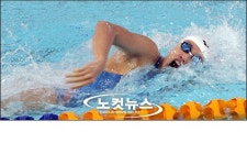 힘차게 물살을 가르는 금메달 정지연