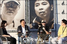영화 팬들과 함께 하는 곽경택, 펑 샤오강 감독