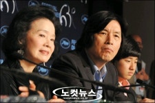 외신기자 질문 경청하는 이창동, 윤정희