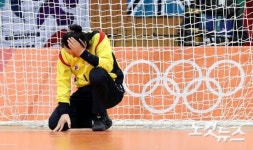 무릎 꿇은 여자 핸드볼 오영란 골키퍼