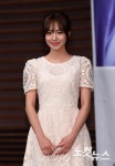 포즈 취하는 배우 지우