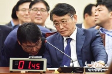 관계자와 대화하는 고대영 한국방송공사 사장