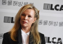 할리우드 배우 킴 베이싱어 방한