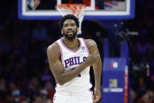 NBA 조엘 엠비드, 상대팀 감독에게 "판정 항의 좀 그만 하세요"