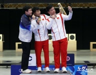 셀피 찍는 조영재