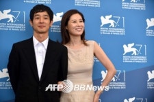 영화 ‘자유의 언덕’으로 베니스 찾은 문소리 옆에 선 배우, “국내에선 못보던...”