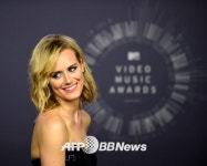 영화 ‘아르고’의 테일러 쉴링, “금발에, 피부에, 드레스에다 조명까지 어우러져...”