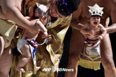 먼저 울면 이긴다고...스모선수들만 봐도...울겠네