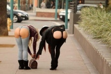 피비 프라이스와 아나 브라가 ‘누구 엉덩이가 더 빵빵할까’