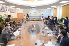 김인호 서울시의회  의장, 美 전직 연방상·하원의원 방문단 면담