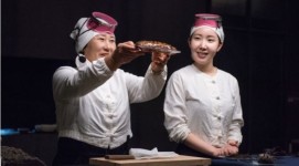 해녀 집안서 큰 배우가 만든 극장 식당의 3년 매진 신화