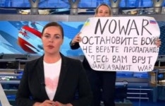 “아파트에 독가루가?”…생방중 ‘전쟁그만’ 러 女기자 병원행