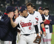 “롯데 위기 No” 서튼 감독, 준비-실행-복기로 ‘승리 DNA’ 심는다