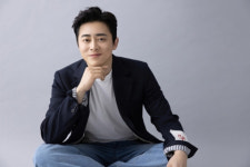 머리 묶고 원피스 입은 조정석 “‘파일럿’ 위해 7kg 감량”