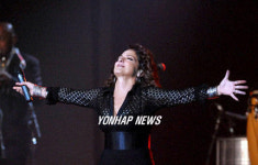 열정적인 공연 펼치는 글로리아 에스테판