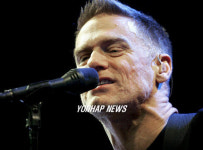 열창하는 브라이언 아담스