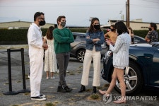 자동차극장 영화 상영회 참석한 미국 배우들