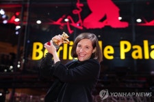 베를린영화제서 황금곰상 받은 스페인 여성 감독 시몬
