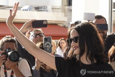 칸 영화제 행사장서 손 흔드는 에바 그린