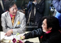 스태프와 대화하는 윤다훈