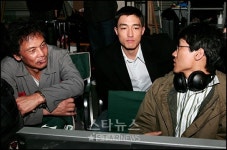 감독과 촬영이야기 나누는 김영철-다니엘 헤니