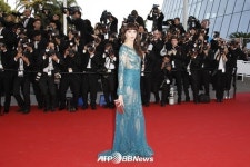 프레데릭 벨, 시스루 드레스