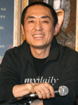 미소짓는 장예모 감독,