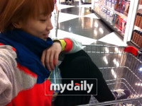 선데이, 마트서 쇼핑카트에 올라타고 셀카 찍어