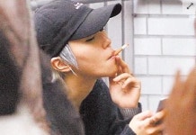 왕페이 딸 가수 더우징퉁, 담배 피우는 모습 中 매체에 포착돼 논란